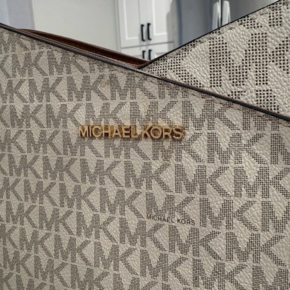 Michael Kors Jet Set Large Logo Shoulder Bag (Vanilla) - Picture 2 of 5